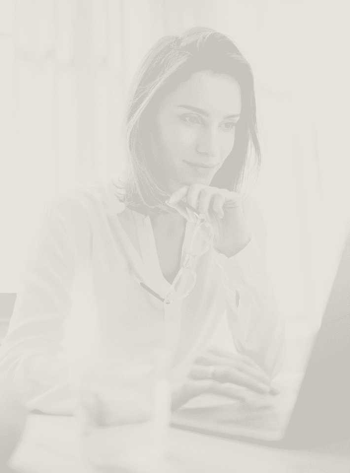 Kobieta pracująca na komputerze