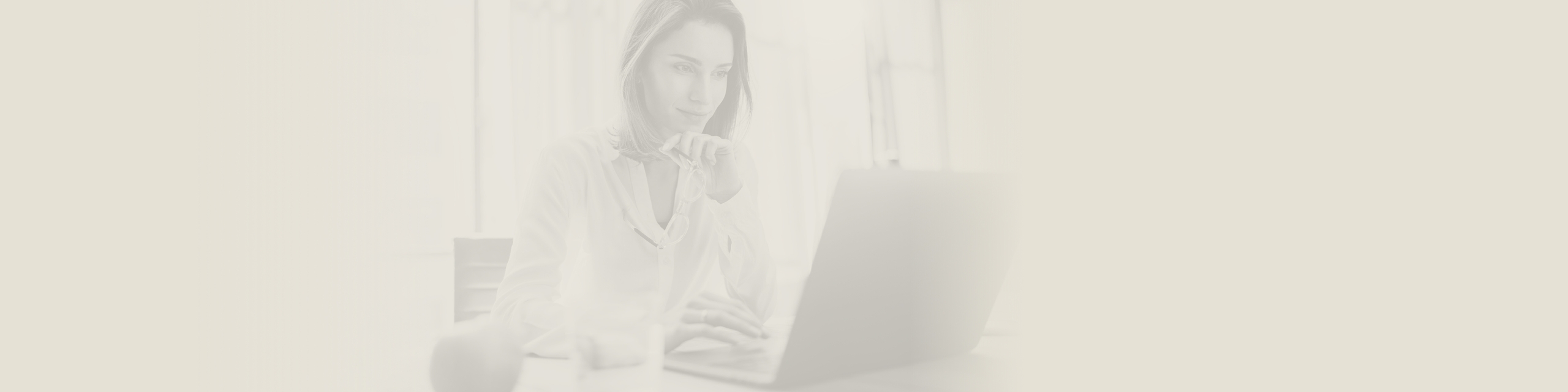 Kobieta pracująca na komputerze